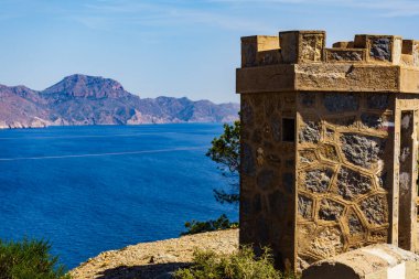 Cartagen Körfezi ve Cabo Tinoso kıyı şeridi tarihi İspanyol savunma sisteminin terk edilmiş eski binalarıyla.