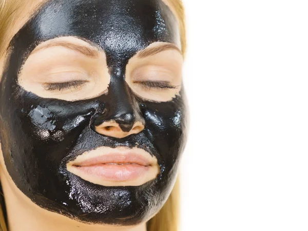 Giovane Donna Con Carbo Detox Maschera Peel Nera Sul Viso — Foto Stock