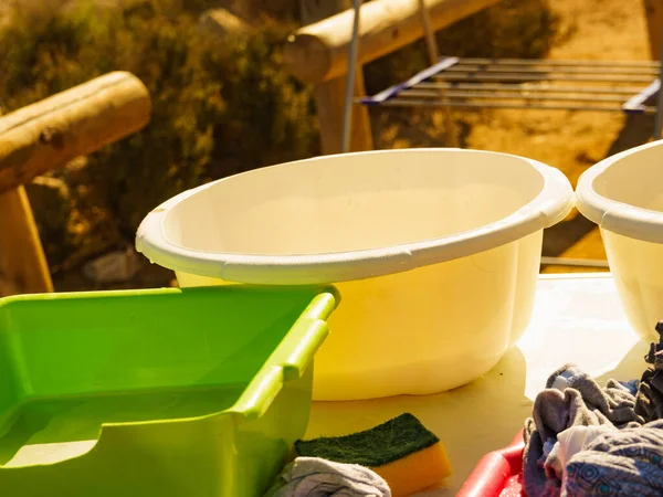 在露营地室外洗衣服 用肥皂水和洗衣房烘干的碗 — 图库照片