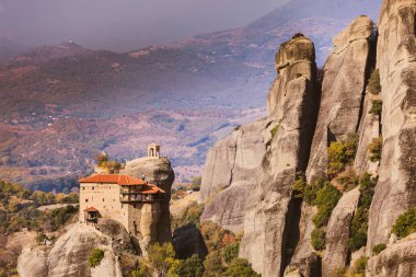 Meteora kaya oluşumundaki Rousanou St. Barbarain Manastırı, Teselya Yunanistan. Yunan varış noktaları