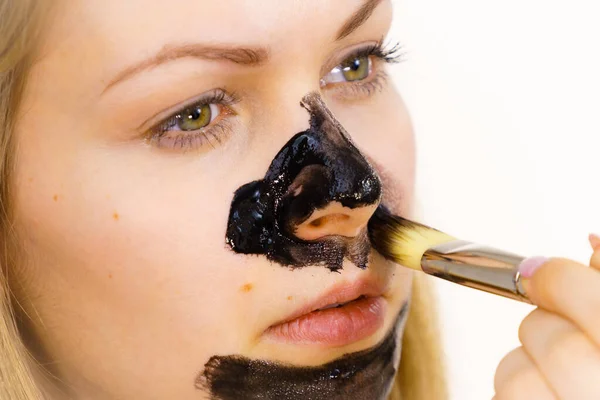 Junges Weibliches Wesen Mit Pinselkohlemaske Schwarzer Entgiftungsschlamm Auf Dem Gesicht — Stockfoto