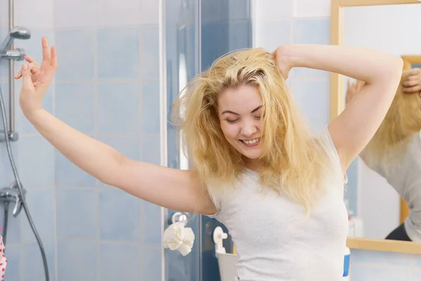 Jovem Loira Feliz Depois Acordar Banheiro Sentimento Feminino Grande Fresco — Fotografia de Stock