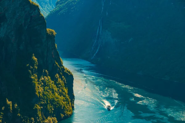 Fjord Geirangerfjord Mit Fähre Blick Vom Aussichtspunkt Ornesvingen Norwegen Reiseziel — Stockfoto