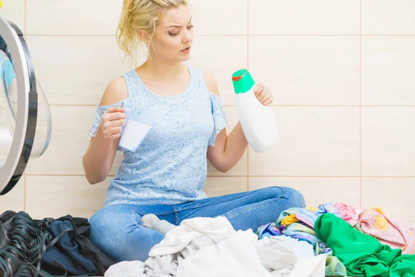Mükemmel Çamaşır Deterjanı Seçen Bir Kadın Sıvı Barutun Dişi Versiyonu — Stok fotoğraf