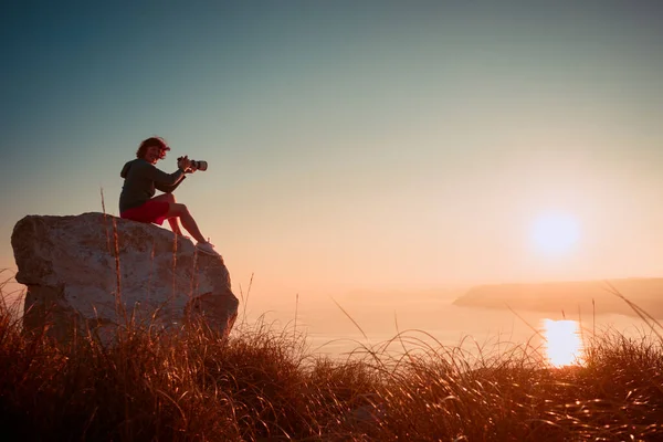 Female Tourist Traveller Camera Taking Travel Picture Coastal Spanish Landscape — Stock Photo, Image