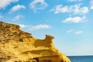 Akdeniz 'de sarı kum oluşumları olan Cocedores Sahili, Murcia bölgesi İspanya.