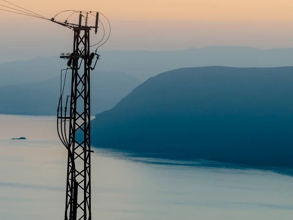 Ακτή Πυλώνες Μεταφοράς Ηλεκτρικού Ρεύματος Γραμμές Υψηλής Τάσης Πύργους Ηλιοβασίλεμα — Φωτογραφία Αρχείου