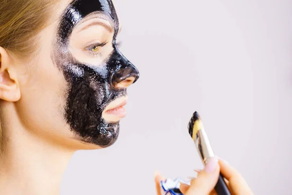 Młoda Kobieta Nakładająca Twarz Czarną Maskę Błotną Dziewczyna Dbająca Skórę — Zdjęcie stockowe