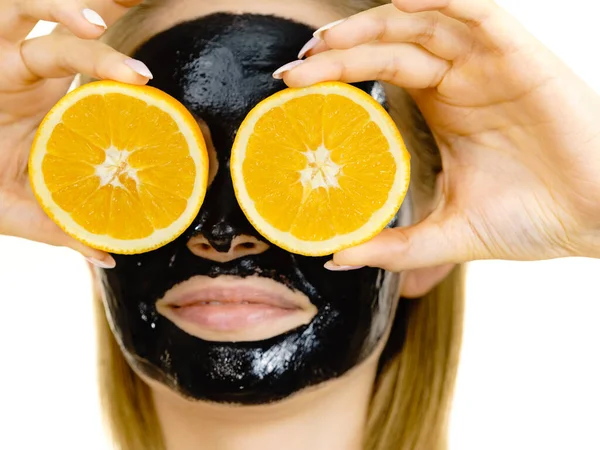 Mulher Com Desintoxicação Carbo Máscara Descascamento Preto Rosto Segurando Frutas — Fotografia de Stock