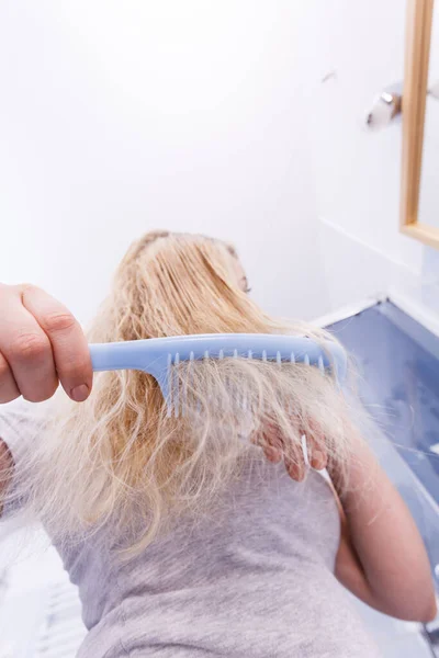 Mulher Muito Jovem Cuidando Cabelo Escovando Cabelo Loiro Molhado Depois — Fotografia de Stock