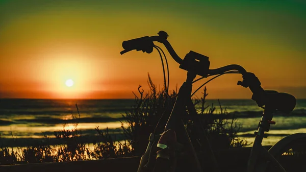 Bicicleta Livre Estacionado Praia Noite Céu Pôr Sol Férias Esporte — Fotografia de Stock