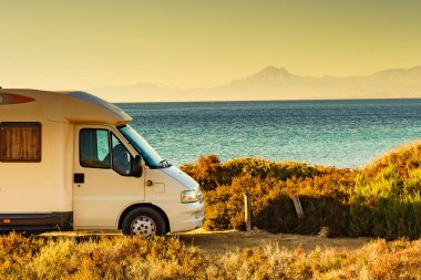 Kamp aracı, İspanya 'da deniz kıyısında eğlence aracı. Doğa plajında kamp yapmak. Tatillerde ve karavanda seyahat ederken.