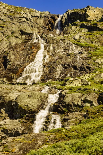 山中的瀑布 位于挪威洛美和Gaupne之间的国家旅游风景线55 Sognefjellet 夏天的时间 — 图库照片