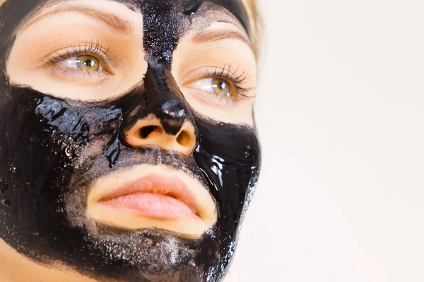 Młoda Kobieta Nakładająca Czarną Maskę Twarz Nastolatka Dbająca Tłustą Skórę — Zdjęcie stockowe