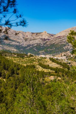 İspanyol dağları kayalık arazi ile kasaba köyü, Alicante vilayeti, Costa Blanca bayramı