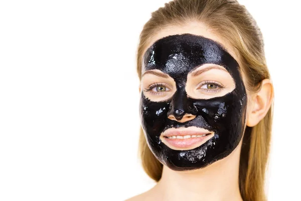 Ung Kvinna Med Kosmetika Ansiktet Carbo Detox Svart Peel Mask — Stockfoto