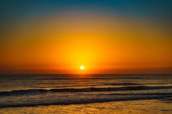 Sol Nascente Sobre Superfície Mar Paisagem Costeira Costeira — Fotografia de Stock