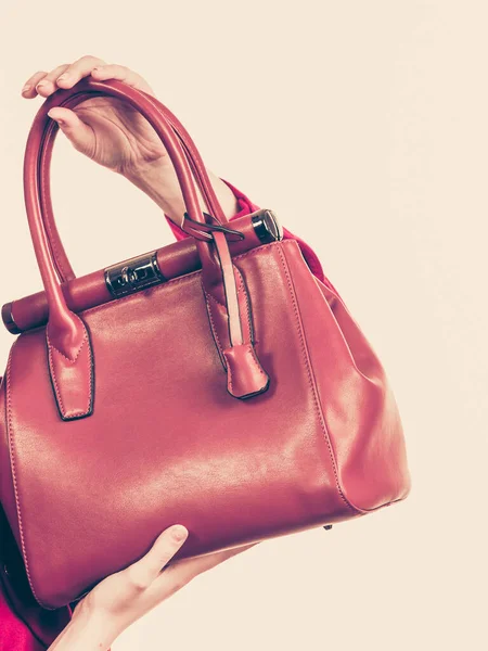 Modieuze Onherkenbare Vrouw Met Leren Tas Met Stijlvolle Accessoires — Stockfoto