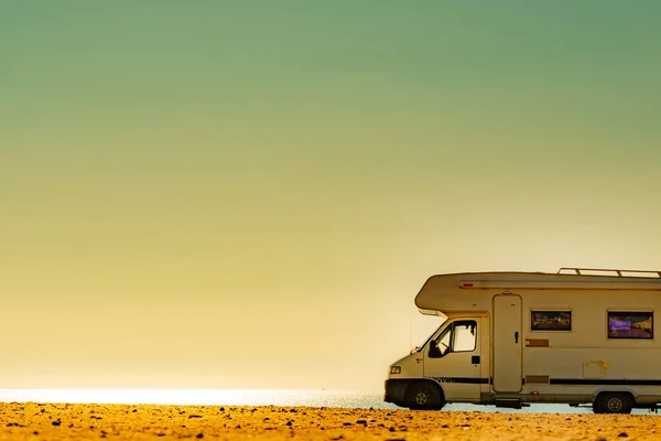 Camper Caravana Costa Mediterrânea Espanha Acampamento Selvagem Praia Férias Viagens — Fotografia de Stock