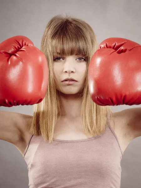 Sportovní Žena Červených Boxerských Rukavicích Bojuje Studio Záběr Šedé Pozadí — Stock fotografie