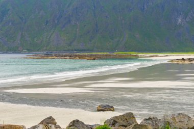 Flakstadoy 'daki deniz kıyısı ve Ramberg Sahili. Nordland Bölgesi, Lofoten Norveç.