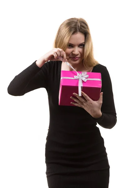 クリスマスの愛と幸福の概念を祝う人々 美人ブロンドの女の子オープン現在ピンクのギフトボックス 上の白 — ストック写真
