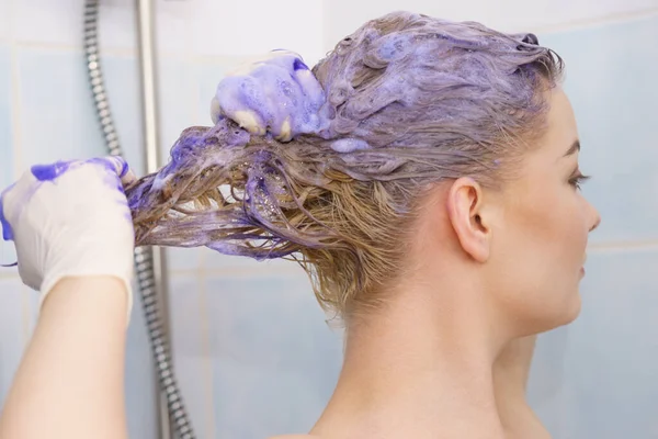 Wanita Memiliki Busa Sampo Ungu Kepalanya Bawah Shower Perempuan Toning — Stok Foto