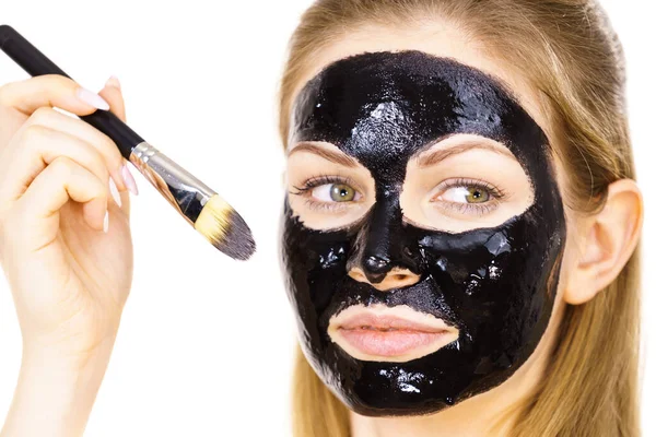 Jonge Vrouw Met Borstel Zwarte Detox Peel Masker Haar Gezicht — Stockfoto