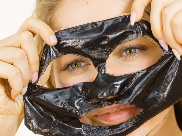 Giovane Donna Rimuovere Maschera Peel Nero Carbo Dal Suo Viso — Foto Stock