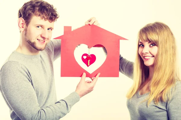 Menschen Neuanfang Immobilien Und Liebeskonzept Junge Vergnügliche Verliebte Ehe Hält — Stockfoto