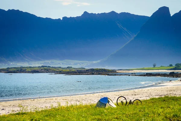 Tält Och Cykel Stranden Sommaren Camping Havets Strand Lofoten Skärgård — Stockfoto