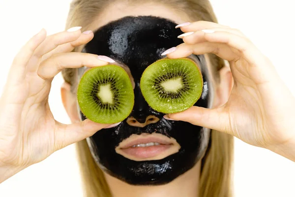 Jonge Vrouw Met Carbo Zwarte Peel Masker Haar Gezicht Met — Stockfoto