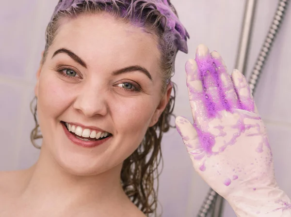 Vrouw Die Shampoo Haar Haar Aanbrengt Vrouw Met Paars Wasmiddel — Stockfoto