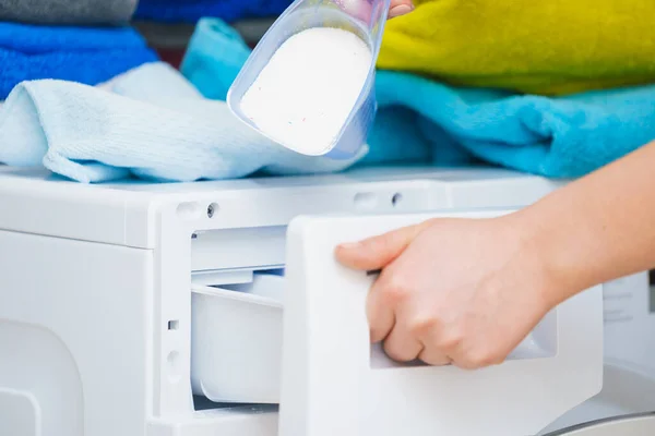 Lavar Detergente Copo Medição Derramando Máquina Deveres Domésticos Roupas Lavanderia — Fotografia de Stock
