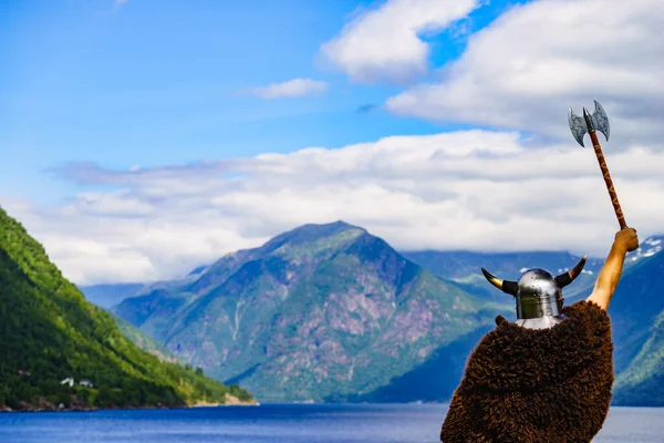 Wikingerkrieger Mit Helm Und Axt Fjordufer Norwegen Tourismus Und Reisekonzept — Stockfoto