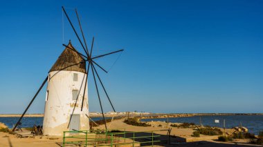 San Pedro del Pinatar Parkı 'ndaki tuzlu bataklıklarda eski tarihi yel değirmeni, Murcia İspanya. Turist eğlencesi