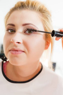 Görünüm, güzellik konsepti. Kadın yüzünün yakın plan portresi. Göz kirpikleri profesyonel ressam tarafından rimel kullanılarak yapılmış.