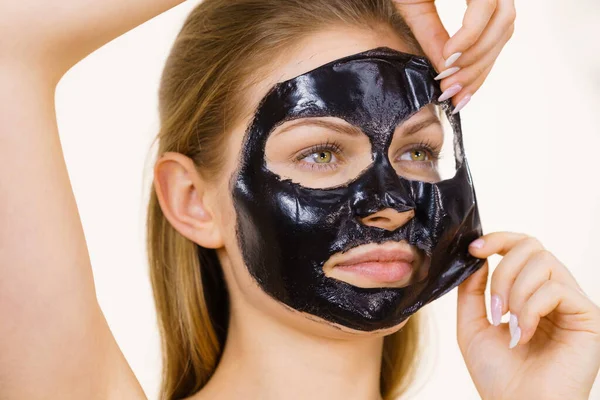 Jonge Vrouw Verwijdert Carbo Zwarte Peel Masker Van Haar Gezicht — Stockfoto