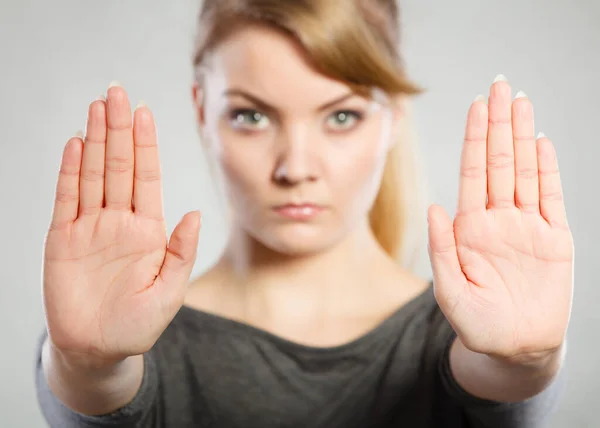 Verbodssymbool Serieuze Vrouwelijke Shows Stoppen Teken Praten Met Hand Gebaar — Stockfoto