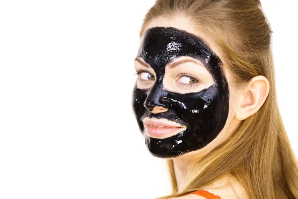 Νεαρή Γυναίκα Καλλυντικά Στο Πρόσωπο Μαύρη Μάσκα Αποτοξίνωσης Θεραπεία Σπα — Φωτογραφία Αρχείου