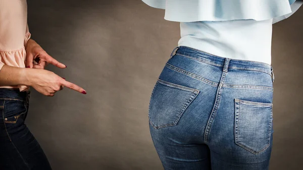 Mulher Vestindo Jeans Apertados Mostrando Sua Bunda Curvilínea Amiga Apontando — Fotografia de Stock