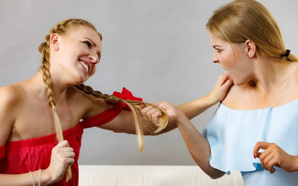 Dos Mujeres Guapas Jóvenes Enojándose Las Unas Con Las Otras — Foto de Stock