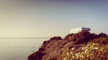 Cabezo Negro sahilinin yukarısındaki uçurumda kamp yapan kamp arabası Almerya kıyısı boyunca uzanan İspanyol manzarası. Karavanda seyahat etmek.