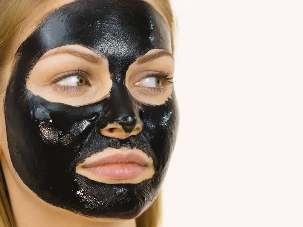 Giovane Donna Con Carbo Detox Maschera Peel Nera Sul Viso — Foto Stock