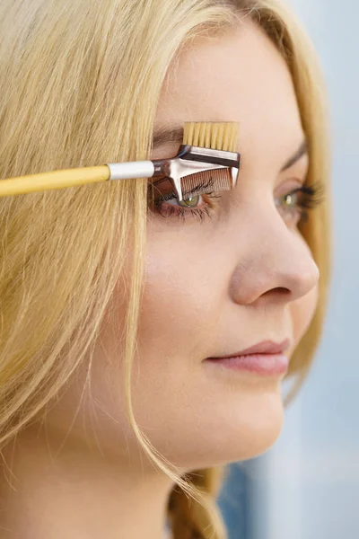 Mujer Haciendo Maquillaje Preparando Cejas Usando Herramienta Cepillo Cepillado Cejas — Foto de Stock