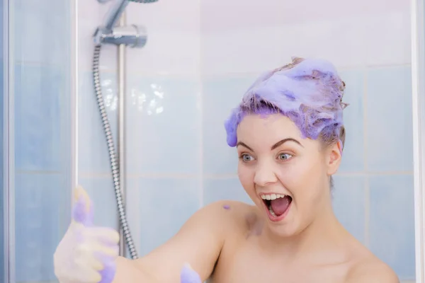Frau Trägt Latex Schutzhandschuhe Während Sie Lila Toner Shampoo Auf — Stockfoto