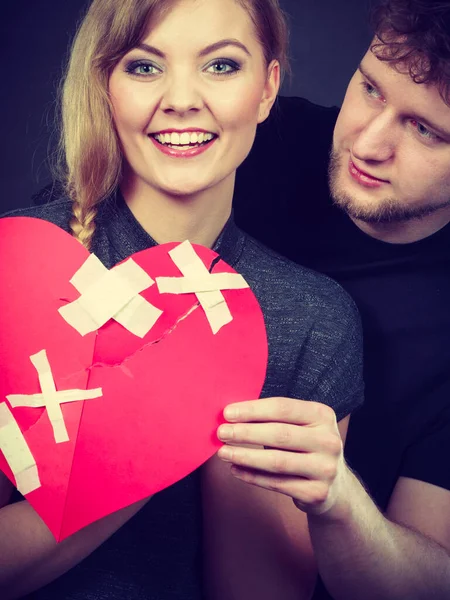 Curar Concepto Amor Pareja Mujer Hombre Sosteniendo Dos Mitades Corazón — Foto de Stock