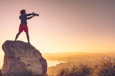 İspanya 'nın kıyı manzarasından fotoğraf çeken kadın turist Mesa Roldán, Endülüs İspanya. Cabo de Gata Doğal Parkı.
