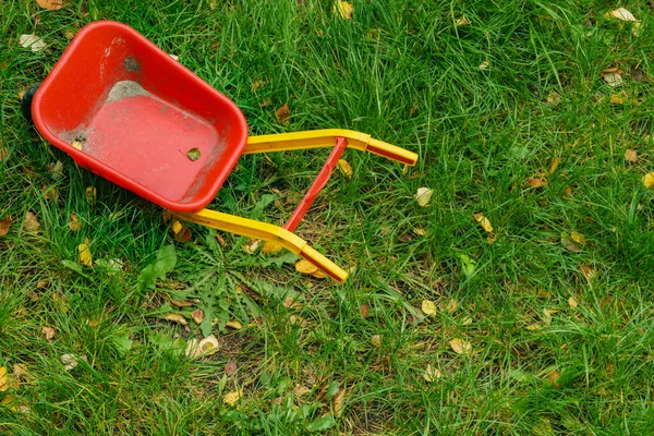 Children Toy Red Wheelbarrow Outdoors Green Grass Top View — Stock Photo, Image