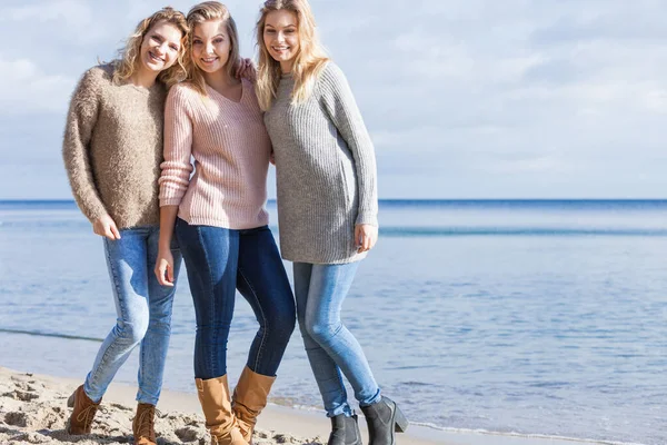 暖かい秋の天気の間にセーターを着ている3人のファッショナブルな女性姉妹の友人は 日当たりの良いビーチで自由な時間を過ごしています ファッションモデル屋外 — ストック写真
